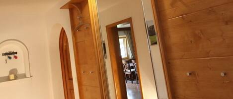 Une porte en bois avec un pommeau de douche et un porte-serviettes.