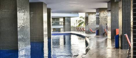 Piscine intérieure, piscine extérieure