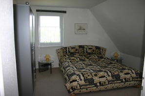 2 bedrooms, travel cot, WiFi, bed sheets - Apartment 2 OG - House Gallery (Karlshagen)