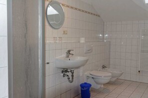 Shower, towels - Apartment 2 Reitanlage - Reit- und Ferienhof Blohm - Property 26099 (Rostock)