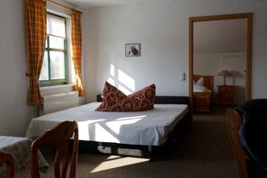 1 habitación, cuna de viaje y ropa de cama 