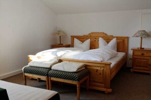 1 bedroom, travel crib, bed sheets