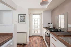 Fridge, oven, stovetop, dishwasher