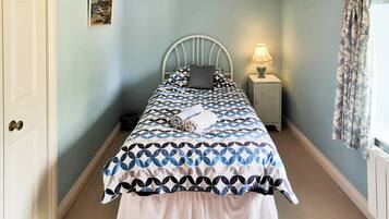 6 bedrooms, WiFi (free), bed sheets