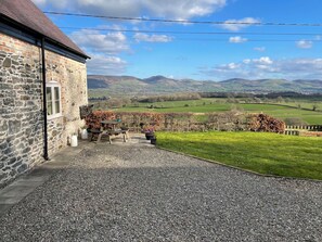 Outdoor dining - 1 bedroom accommodation in Llanrhaeadr, near Denbigh (Llanrhaeadr, near Denbigh)
