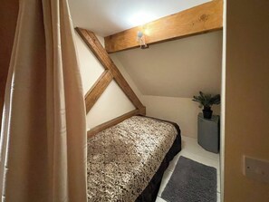 1 quarto, Wi-Fi de cortesia, roupa de cama