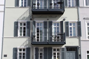 Unclassified image, 2 of 24, button