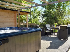 Outdoor spa tub - 1 bedroom accommodation in Minster, near Ramsgate (Minster, near Ramsgate)