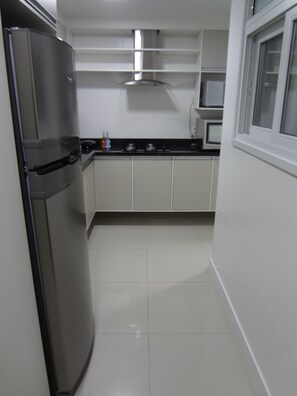 Geladeira, micro-ondas, fogão, cooktop
