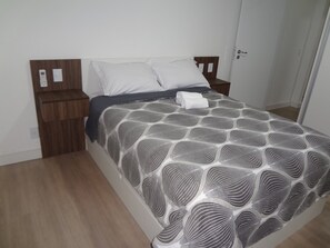 2 quartos, ferros/tábuas de passar roupa, berço de viagem