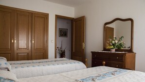 3 bedrooms, iron/ironing board, Internet, bed sheets - Villa ortigueira (c) in playa de la throzada (sanxenxo)