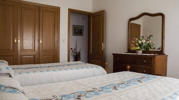 3 bedrooms, iron/ironing board, internet, bed sheets
