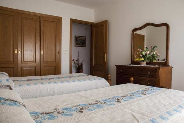 3 bedrooms, iron/ironing board, Internet, bed sheets - Villa ortigueira (c) in playa de la throzada (sanxenxo)