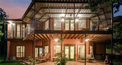 SECLUDED LAKEFRONT RETREAT mit Bootsanleger und großen Patios!