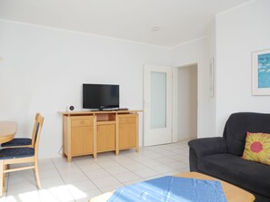 TV - Apartment 22 - House Roland Whg. 22 & 25, with use of pool and sauna (Zinnowitz)