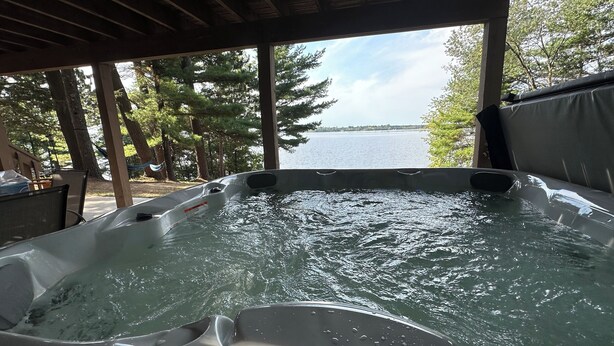 A hot tub with a view of a lake and trees. - Sunset Pines Retreat Castle Rock Lake (Arkdale)