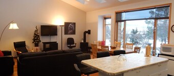 Silver Star Road Suites - Detached Two Bedroom Suite