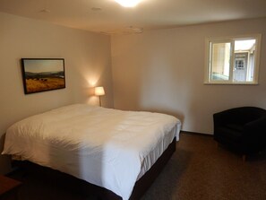 2 bedrooms, travel crib, free WiFi, bed sheets - Silver Star Road Suites - Detached Two Bedroom Suite (Vernon)