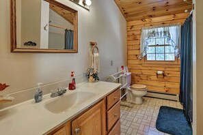 Combined shower/tub, towels, toilet paper