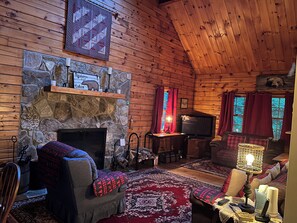 Smart TV, fireplace, DVD player - Mt. Snow/Stratton Log Cabin in the Woods (West Wardsboro)