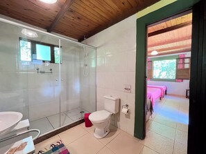 Ducha, secador de pelo, toallas, jabón