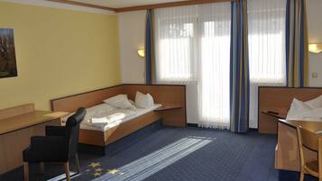 1 bedroom, desk, travel crib, WiFi