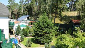 Ein Wohngebiet mit einem Haus, das Solaranlagen, einem Schwimmbad und einem grünen Tor zeigt.