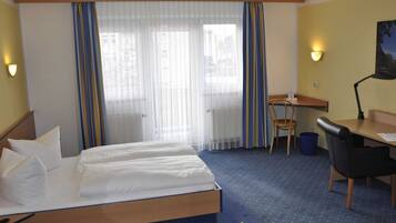 1 bedroom, desk, travel crib, WiFi