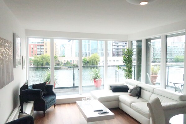 Smart TV, reproductor de DVD, videoteca