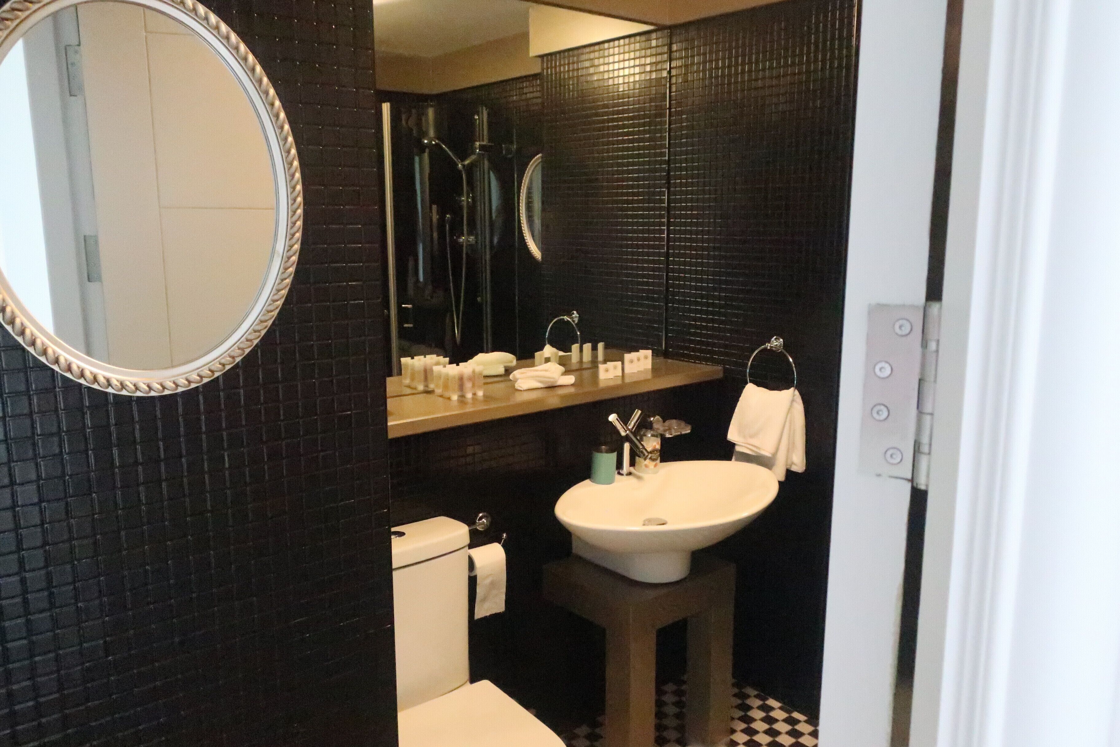 Bathtub, hair dryer, bidet, towels