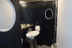 Baignoire, sĂšche-cheveux, bidet, serviettes fournies