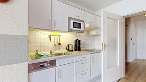 Kühlschrank, Mikrowelle, Geschirrspüler, Hochstuhl