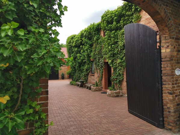 Exterior - Sleeping in the hay / hay bed - Ferienhof Sarodnick (Lauta)