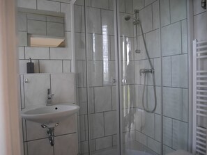 Dusche, Haartrockner, Handtücher, Toilettenpapier