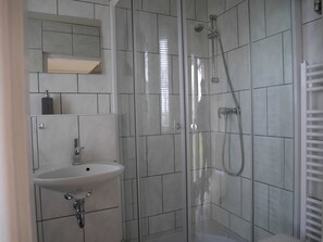 Dusche, Haartrockner, HandtĂŒcher, Toilettenpapier