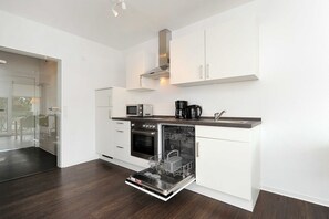 Kühlschrank, Mikrowelle, Ofen, Geschirrspüler