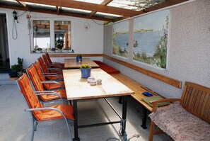Outdoor dining - Vacation apartment Vilm with sun terrace - Holiday apartments on the Hagenschen Wiek (Middelhagen)