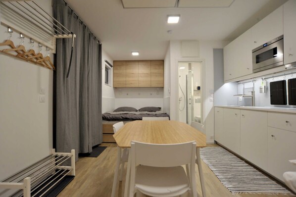 1 غرفة نوم ومكتب وسرير سفر وواي فاي