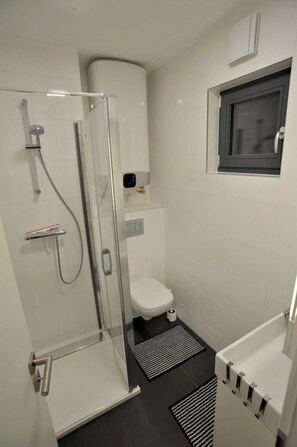 مجففات شعر، مناشف، ورق حمّام