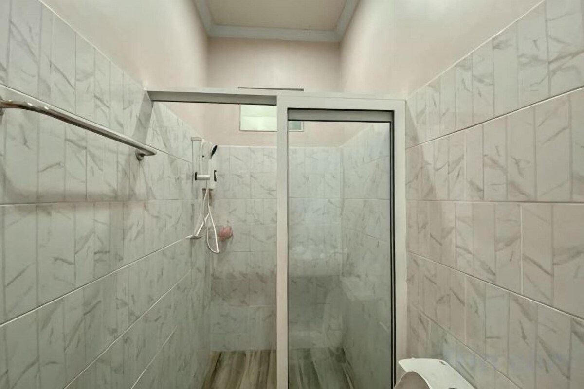 Badkamer | Een douche, een regendouche, een haardroger, een bidet