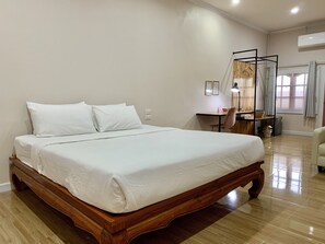 Premium bedding, desk, laptop workspace, blackout curtains - Funwan Hotel (Li)
