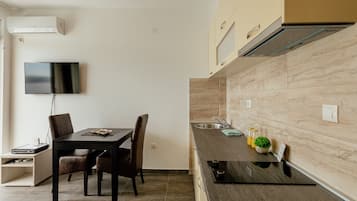 雪櫃、爐具、電熱水壺、紙手巾