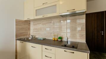 Réfrigérateur, plaque de cuisson, bouilloire électrique