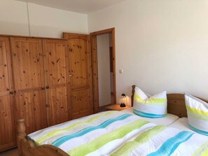 2 bedrooms, travel crib, WiFi