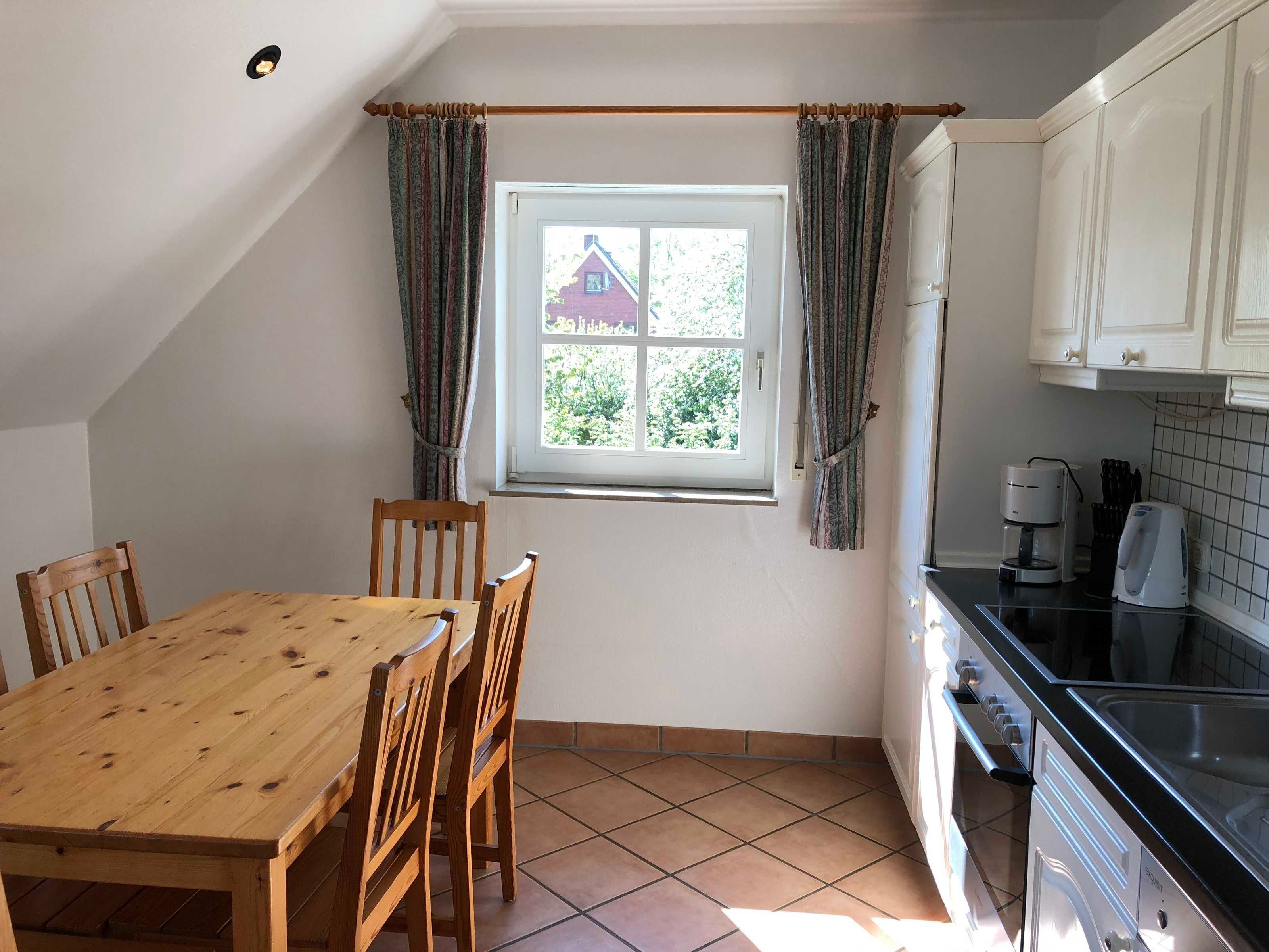 Kjøleskap, ovn, oppvaskmaskin og høy barnestol