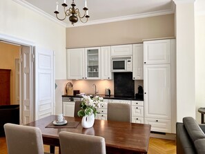 Kühlschrank, Mikrowelle, Ofen, Geschirrspüler