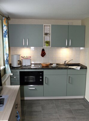 Kjøleskap, mikrobølgeovn, kaffetrakter/tekoker og vannkoker