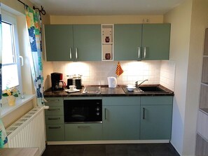 Refrigerador, microondas, cafetera y tetera y tetera eléctrica 