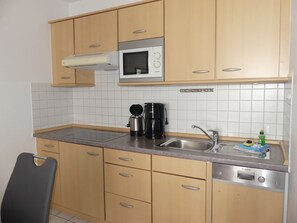 Kühlschrank, Mikrowelle, Geschirrspüler, Hochstuhl
