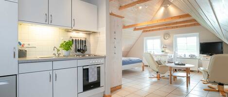 Geladeira, fogão, lava-louças, cadeirão de bebê